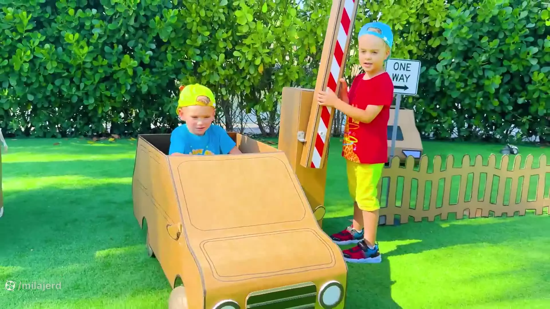 ولاد و نیکی - بچه‌ها سعی می‌کنند با همسایه‌شان دوست شوند