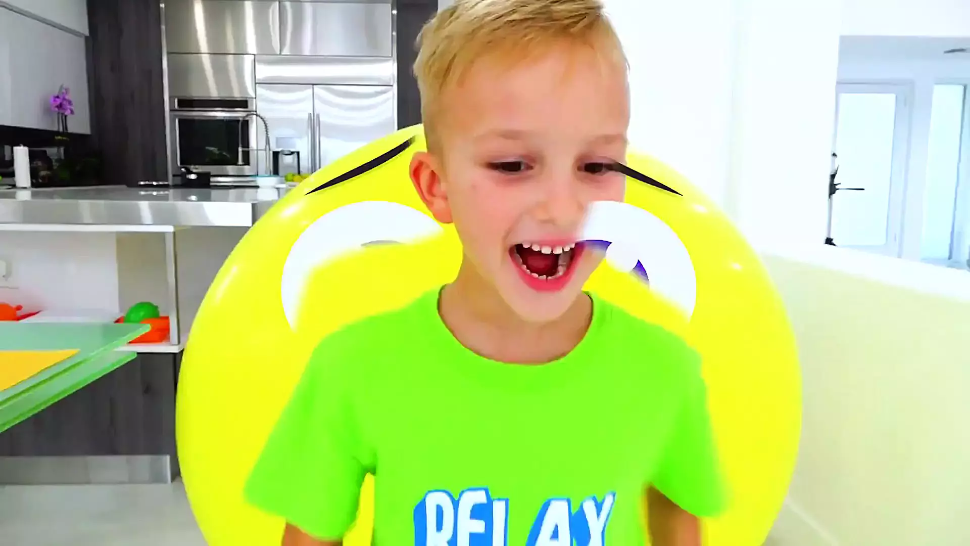 برنامه کودک ولاد و نیکی: چطور در قایم باشک بادکنکی برنده شویم؟