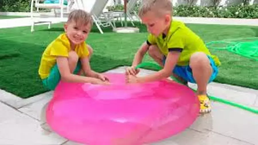 ولاد و نیکیتا همیشه دوست دارند با اسباب بازی ها بازی کنند - ولاد و نیکی