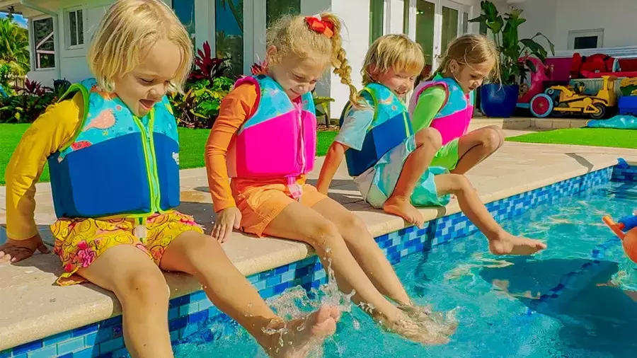 ولاد و نیکیتا~ولاد ونیکی~ولاد و چالش لب ساحل~کودک ولادو نیکی~ولاد نیکی جدید