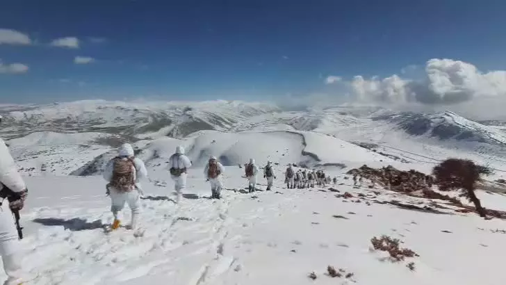 راهپیمایی رزم در برف رزمندگان تیپ امام حسن مجتبی (ع) نیروی زمینی سپاه