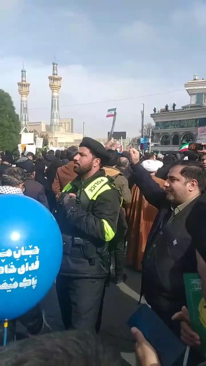 ما پلیسو بوس می‌کنیم  دشمن رو مایوس میکنیم😂