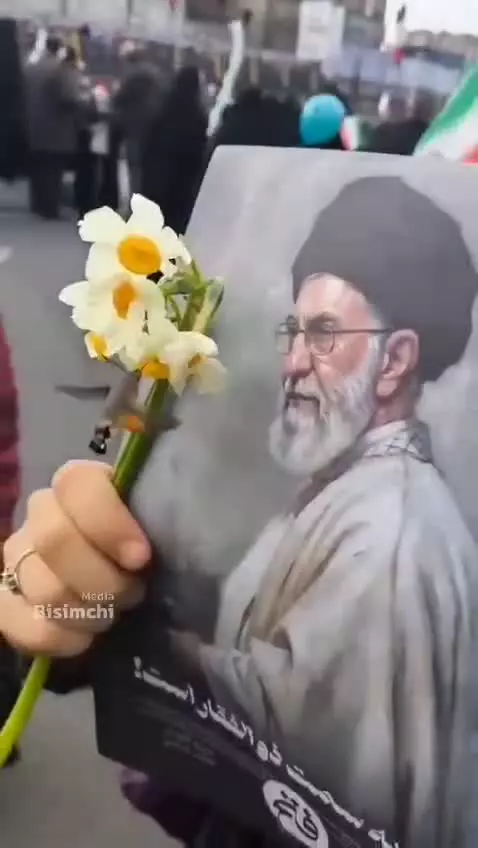 🕊پرنده کوچک خوشبختی ، برای چشیدن شهد گل ، اینگونه تلاش می‌کند.😀