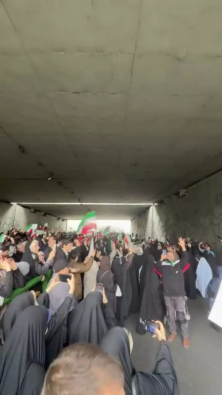 🌷 #پرچم_اتحاد | لحظاتی از راهپیمایی‌ ۲۲بهمن؛ تهران؛ خیابان آزادی