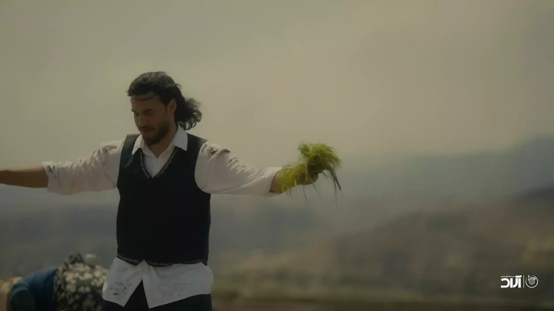 موزیک ویدیوی آهنگ آخر بهار مسیح و آرش ای پی