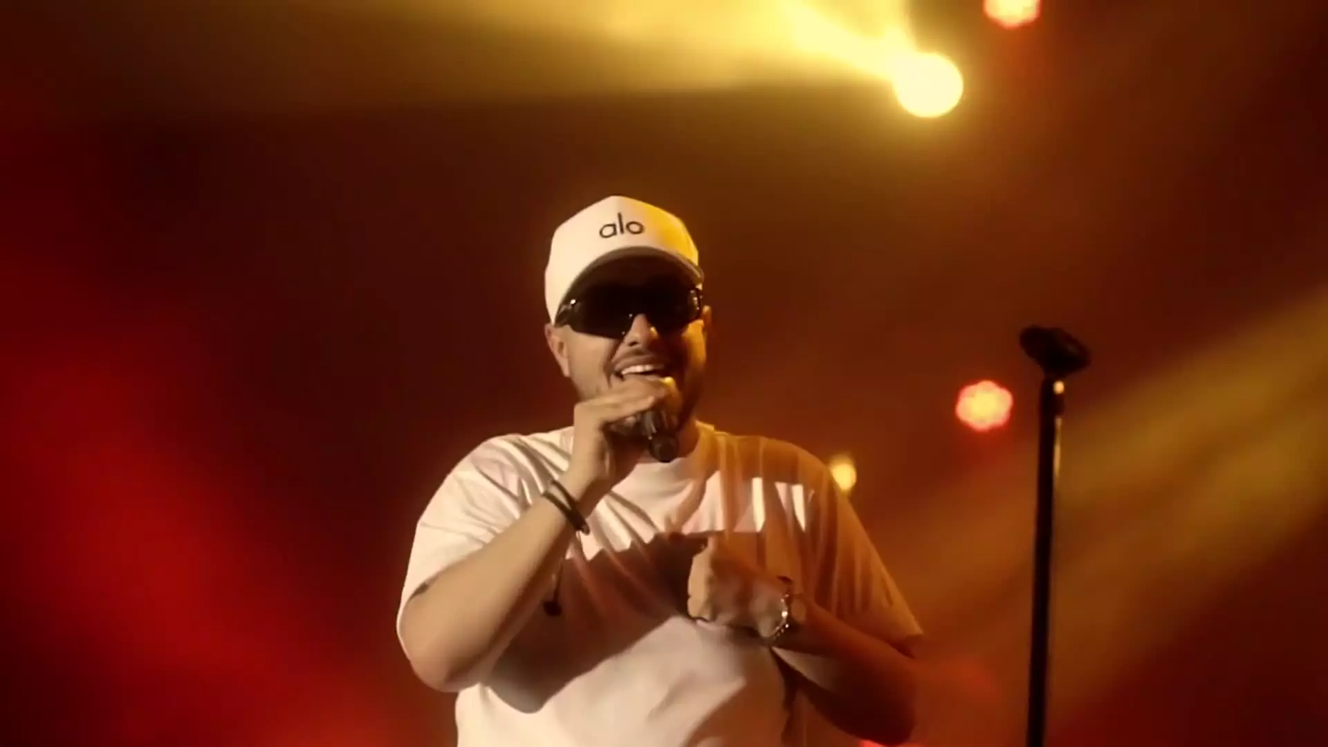 موزیک ویدیوی اجرای زنده آهنگ باید از عشق نگاه تو آرون افشار