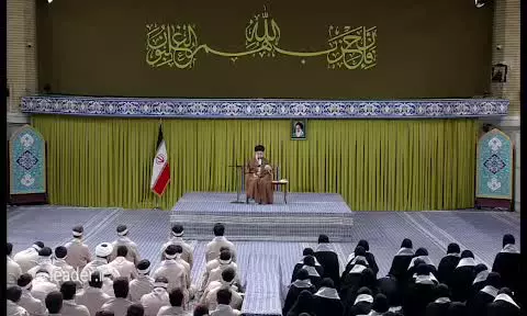 امام خامنه ای:مذاکره مشکل ما را با آمریکا حل نمی‌کند؛ ایرانی با غیرت باج نمی‌دهد