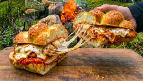 آشپزی در طبیعت: طرز تهیه ساندویچ مرغ پارمزان خوشمزه روی آتش