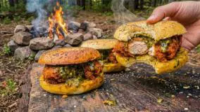 آشپزی در دل طبیعت: بیگل مرغ سوخاری و نان خانگی کنار آتش