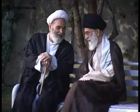 فیلمی از مرحوم آیت‌الله خوشوقت در کنار رهبر معظم انقلاب در حیاط بیت رهبری