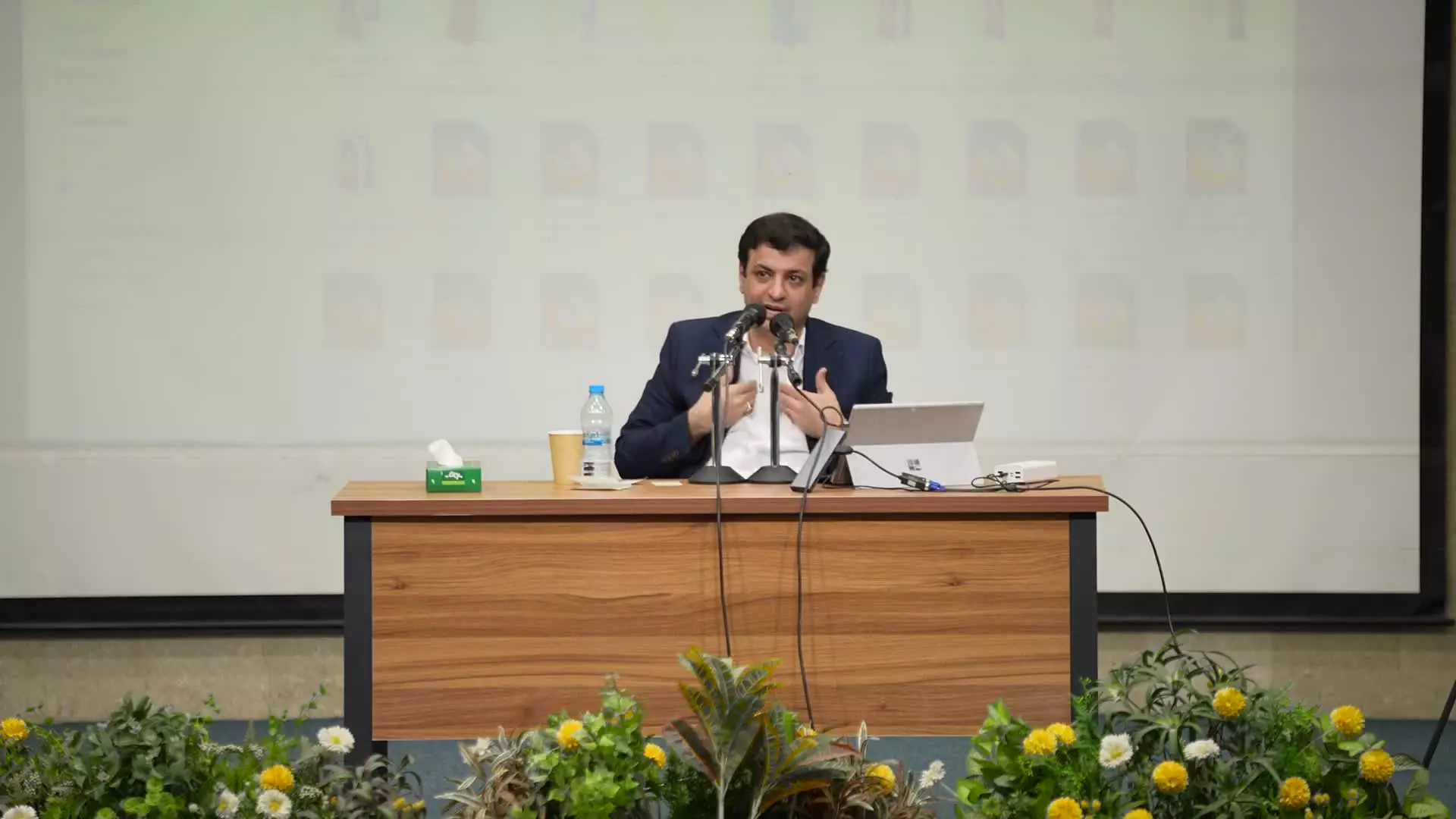 مناظره جنجالی استاد رائفی پور با یک دانشجو در دانشگاه تهران