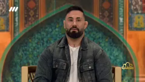 مهمان برنامه محفل با تیپ و ظاهر متفاوت و خالکوبی در برنامه محفل