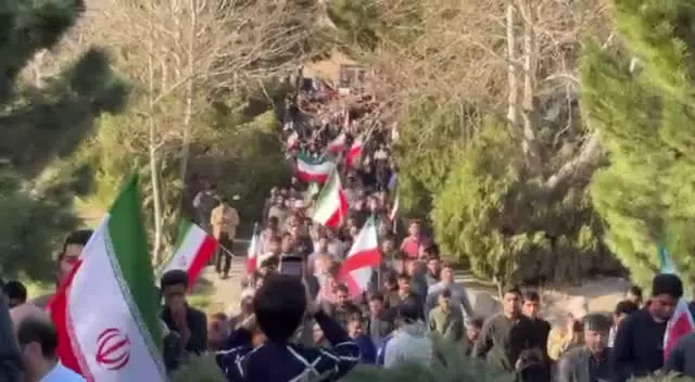 سیل جمعیت دانشجویان مشهد در دفاع از پرچم ایران