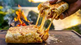 طرز تهیه رول مرغ و پنیر ترد؛ لذتی که در کمپ فایر تجربه می کنید!