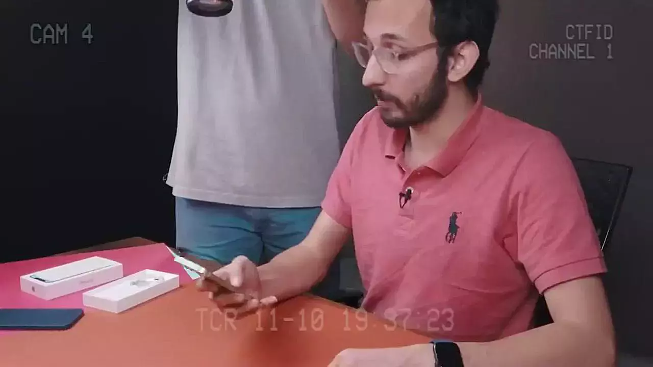 آنباکسینگ آیفون ۱۲ موبونیوز