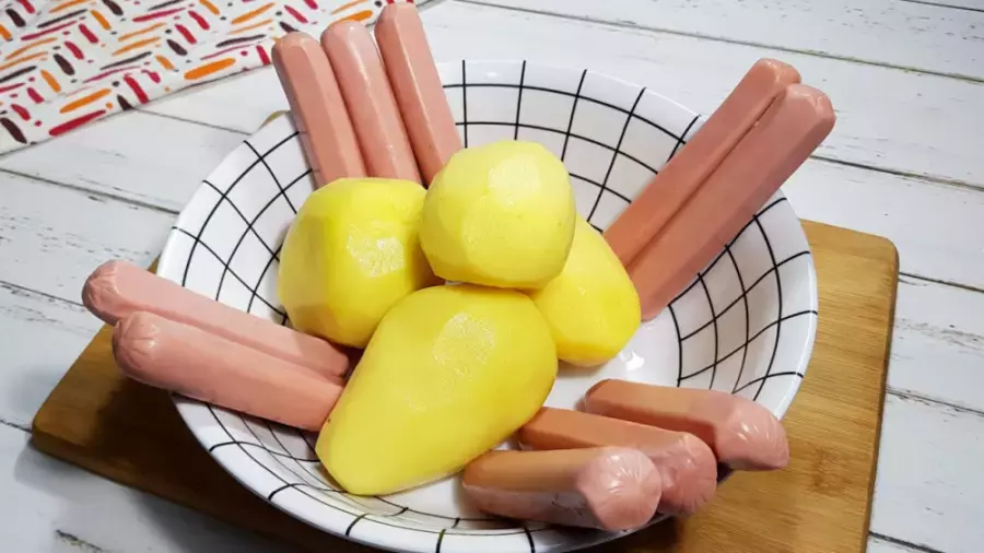 طرز تهیه سوسیس و سیب‌زمینی: غذایی خوشمزه و سریع برای شب‌های شلوغ