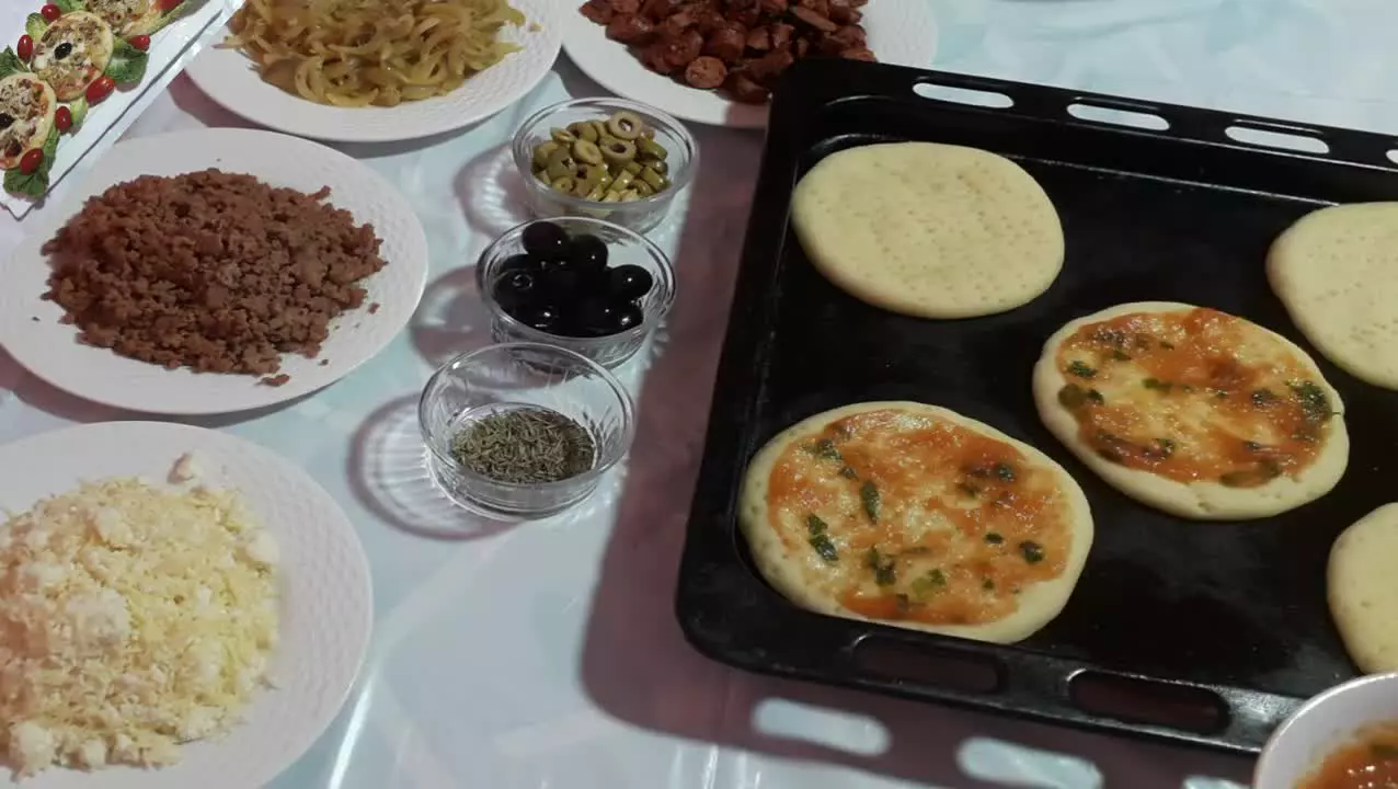 یک راه سریع برای تهیه پیتزا کوچک پخت و پز اقتصادی