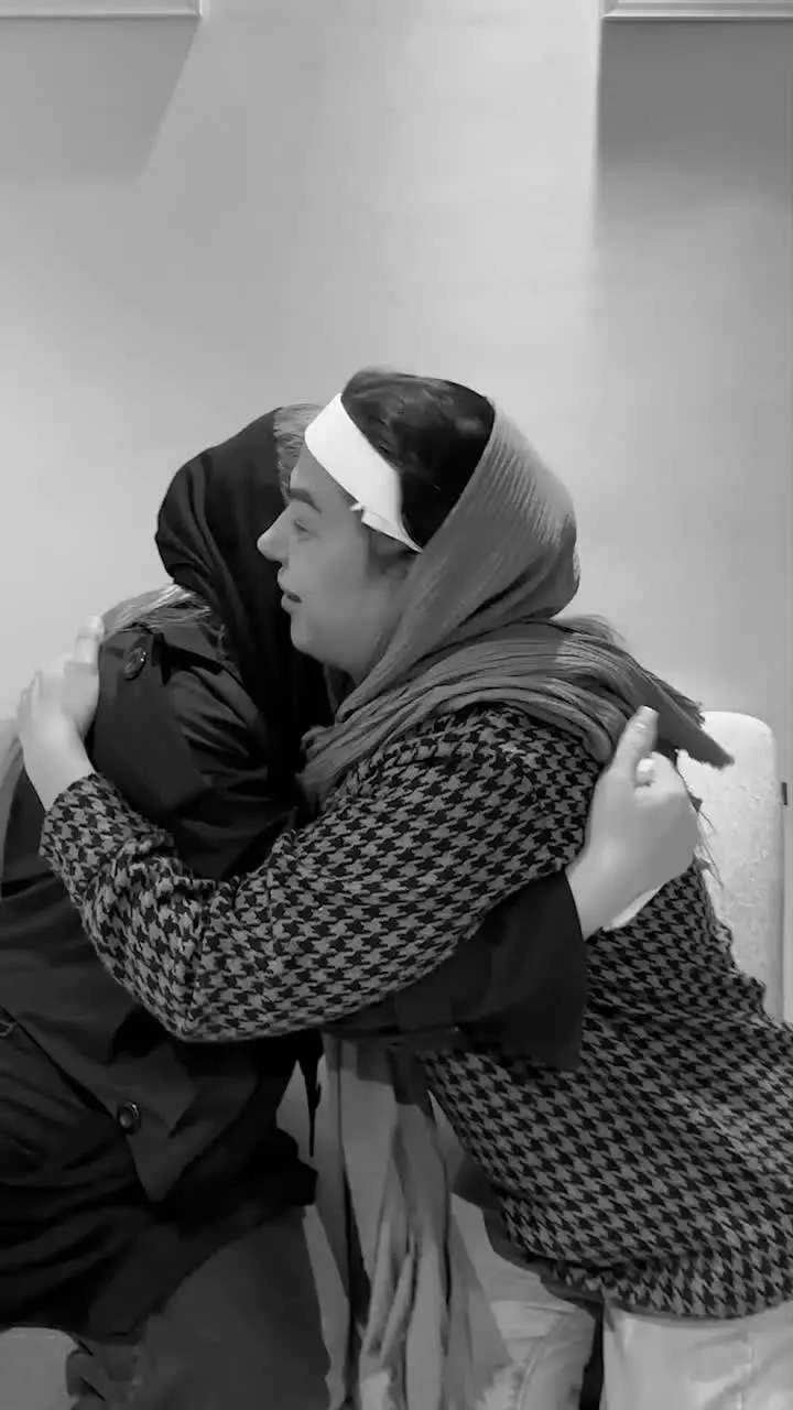 لحظه احساسی خواهر از دیدن خواهرش بعد از کاشت ابرو