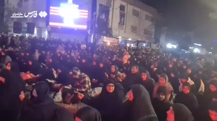 وداع باشکوه مردم ساری با شهید مدافع وطن در شب قدر