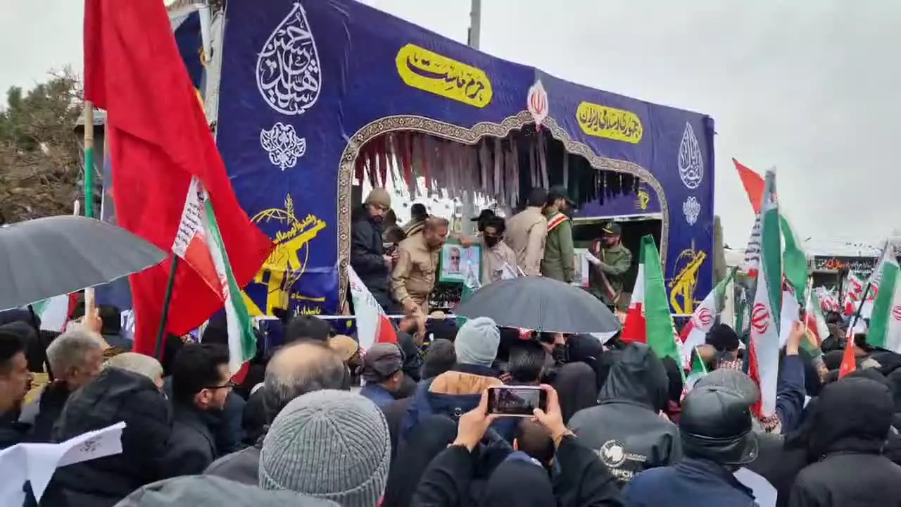 فرمانده کل سپاه در آغوش همشهری هایش