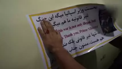 یک پاسدار بر روی بدنۀ موشک نوشته است: