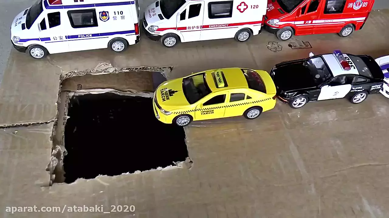 برنامه کودک ماشین بازی کودکانه با سنیا سقوط ماشین های پلیس به داخل گودال آب