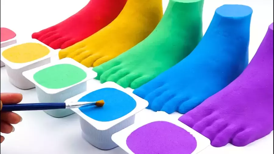 خمیر بازی پا: تجربه‌ای جدید با اسلایم‌های رنگی و جذاب!