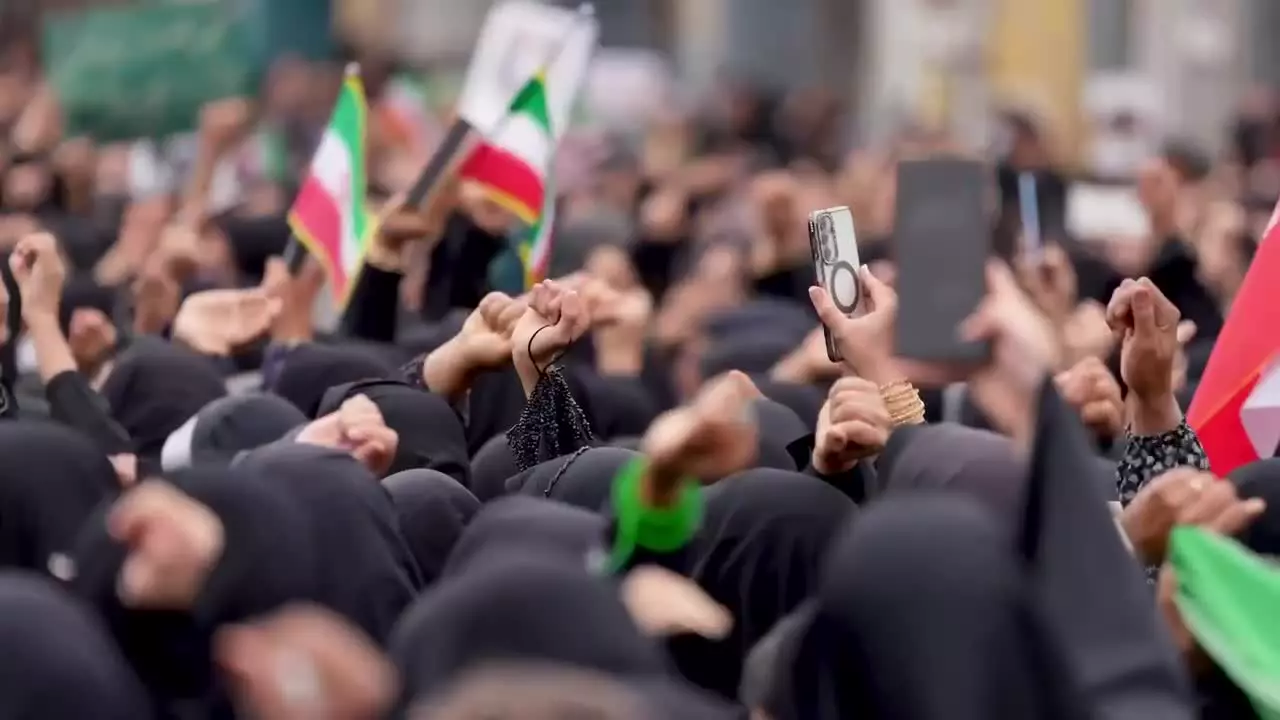 حماسه مردم در ‌تشییع شهدای دانش‌آموز میناب