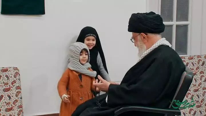 لحظاتی دیده نشده از گفت‌وگوی پدرانه و محبت‌آمیز رهبر شهید انقلاب با کودکان حاضر