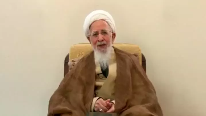 آیت‌الله جوادی آملی:   🔹️پرچم یک شرفی است.