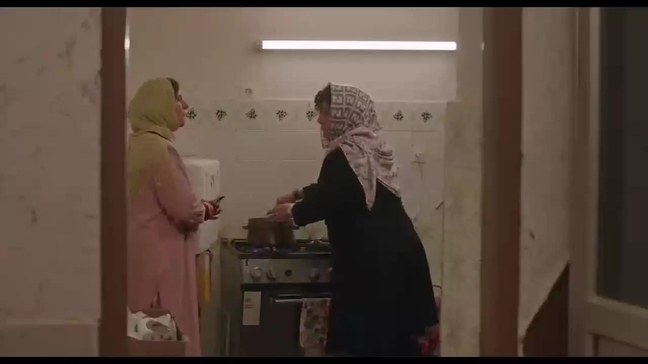 دانلود فیلم عامه پسند - هوتن شکیبا