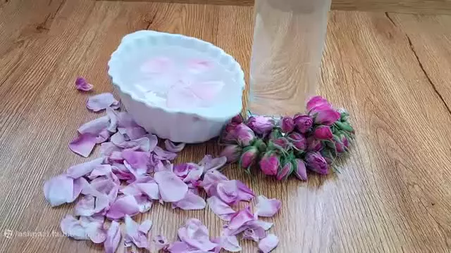 طرز تهیه گلاب خانگی با ۳ روش ساده؛ بدون دستگاه در منزل
